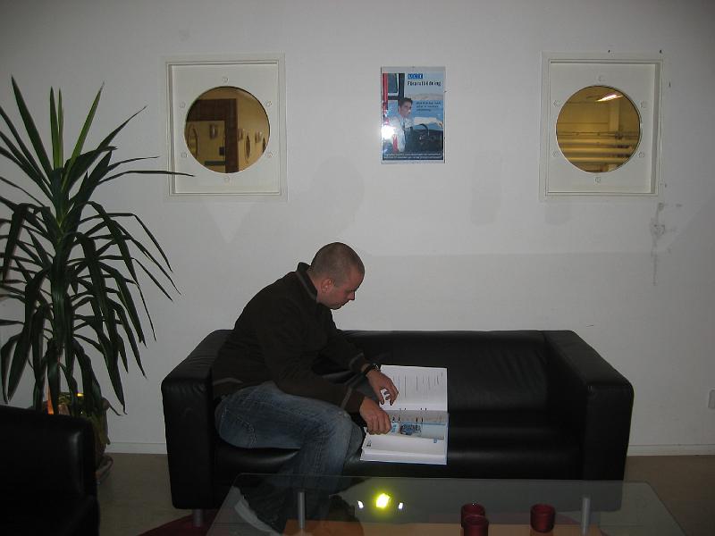 januari 2008 079.jpg - Fredrik sitter och blädrar igenom sin helt nya teoribok.